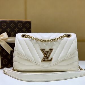 <AUTHENTIC>Louis Vuitton  Quilted Leather Crossbody Bag in White
